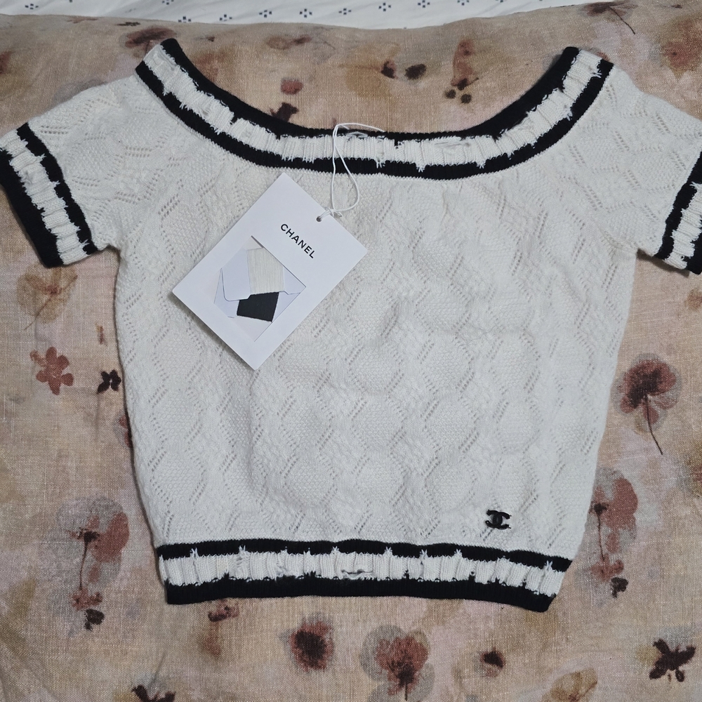 NWT CHANEL 22C White and Black Cashmere Crop Top XS 34